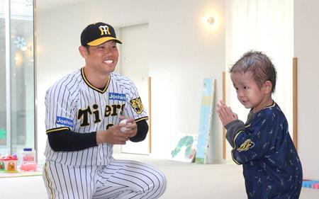 　こどもとキャッチボールを終え、笑顔を見せる原口