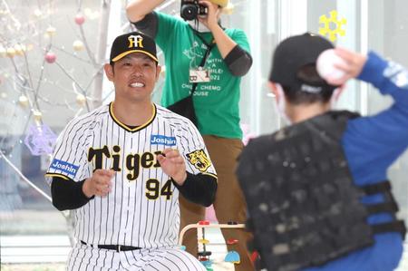 　こどもとキャッチボールをする原口