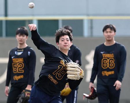 　ノックを受け送球する下村（撮影・田中太一）