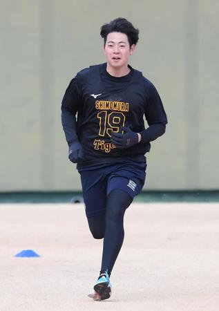 　ダッシュする下村（撮影・石井剣太郎）