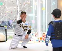 　こどもとキャッチボールをする原口