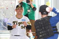 　こどもとキャッチボールをする原口