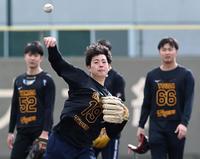 　ノックを受け送球する下村（撮影・田中太一）