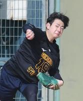 　キャッチボールする下村（撮影・石井剣太郎）