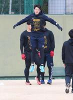 　ジャンプする下村（撮影・石井剣太郎）