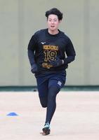 　ダッシュする下村（撮影・石井剣太郎）