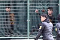 　ブルペンで投げ込む椎葉（右）と石黒（撮影・田中太一）