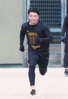 　ダッシュする椎葉（撮影・石井剣太郎）