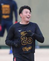 　練習中に笑顔を見せる椎葉