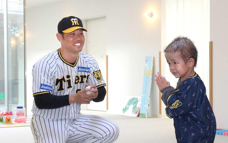 　こどもとキャッチボールを終え、笑顔を見せる原口