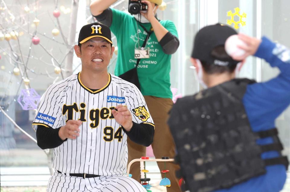 　こどもとキャッチボールをする原口