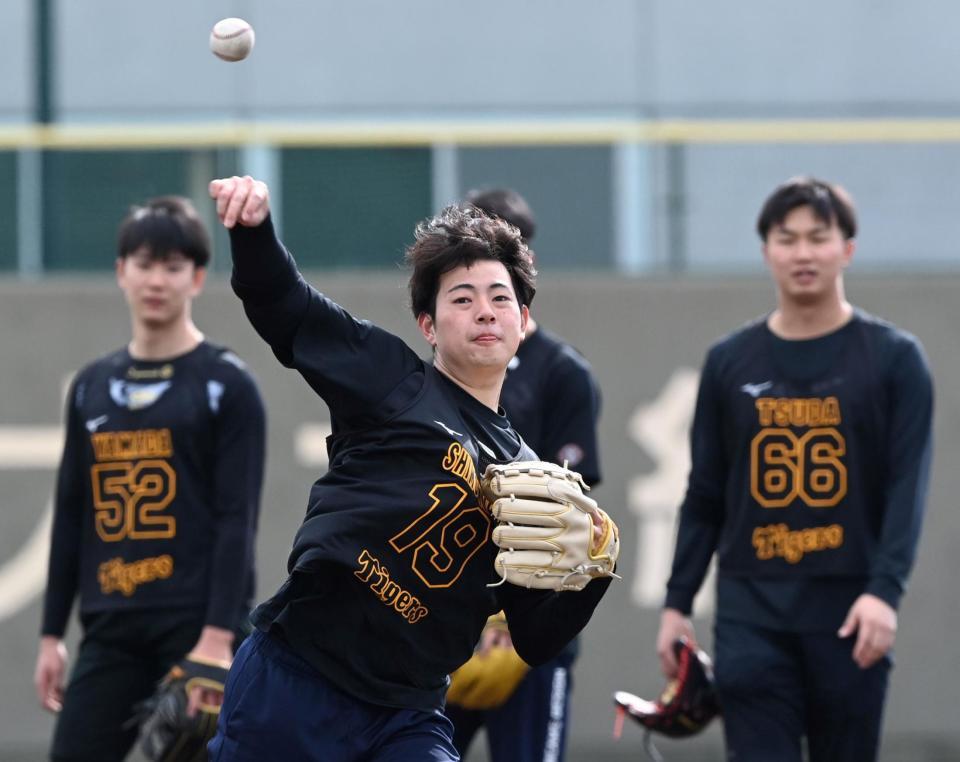 　ノックを受け送球する下村（撮影・田中太一）