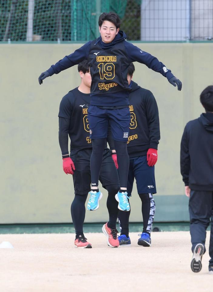 　ジャンプする下村（撮影・石井剣太郎）