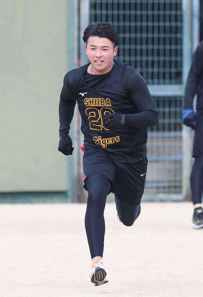 　ダッシュする椎葉（撮影・石井剣太郎）