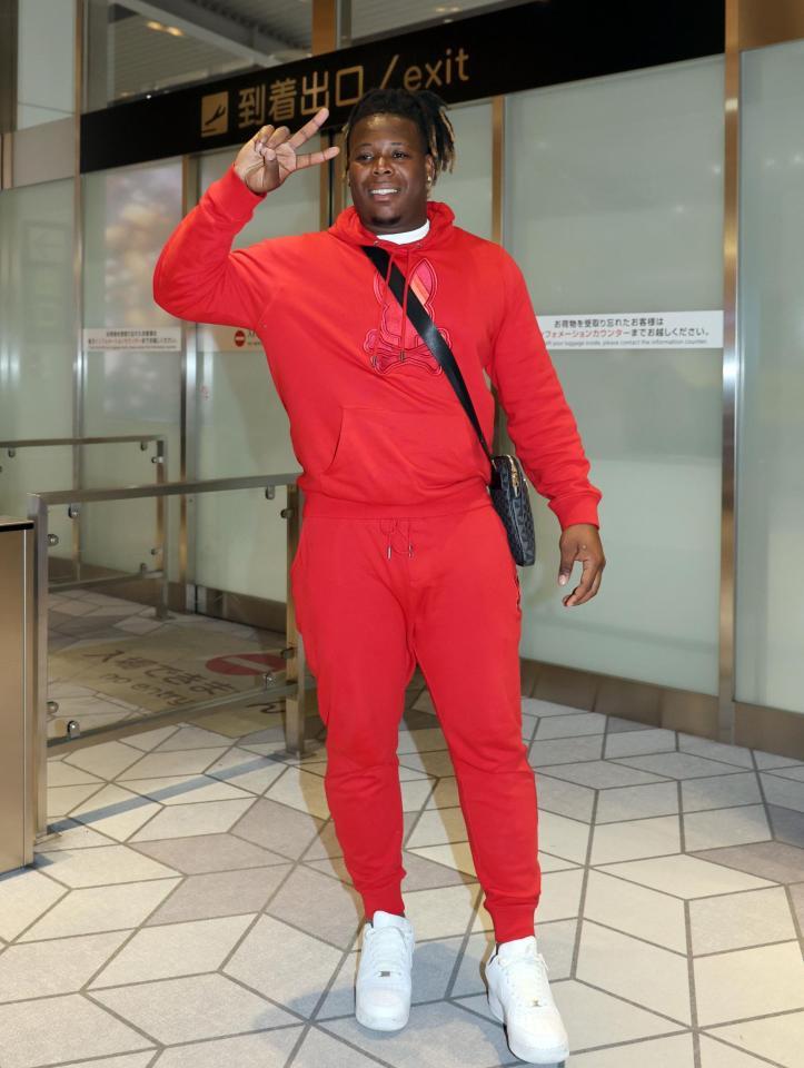 　真っ赤なジャージ姿でポーズを決めるミエセス（撮影・田中太一）