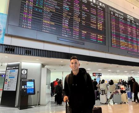 　成田空港に到着したゲラ（球団提供）