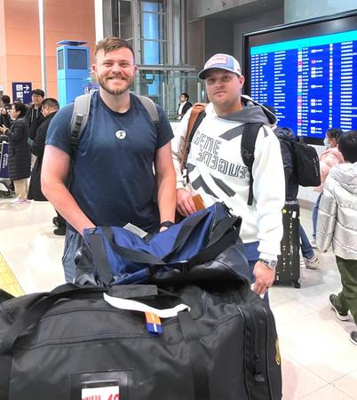 　来日したノイジー（右）とビーズリー（球団提供）