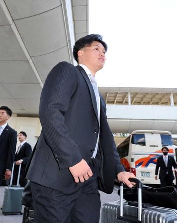 　先乗り自主トレで沖縄入りした森下（撮影・山口登）