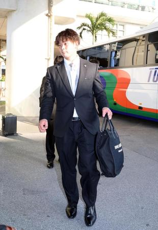 　先乗り自主トレで沖縄入りした野口（撮影・山口登）