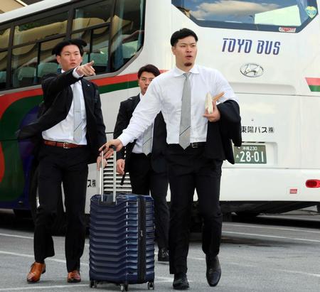 　先乗り自主トレで沖縄入りした及川（左）と佐藤輝（撮影・山口登）