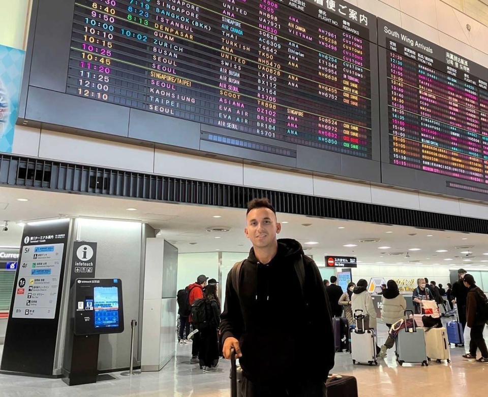 　成田空港に到着したゲラ（球団提供）