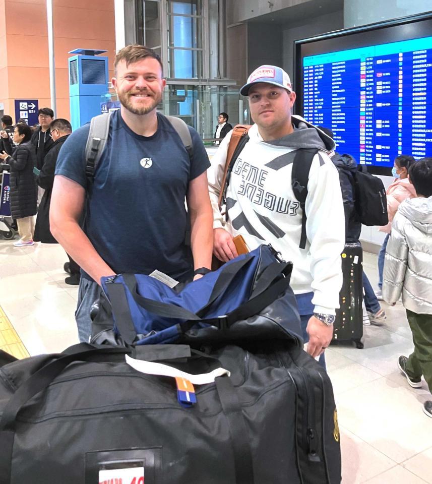 　来日したノイジー（右）とビーズリー（球団提供）