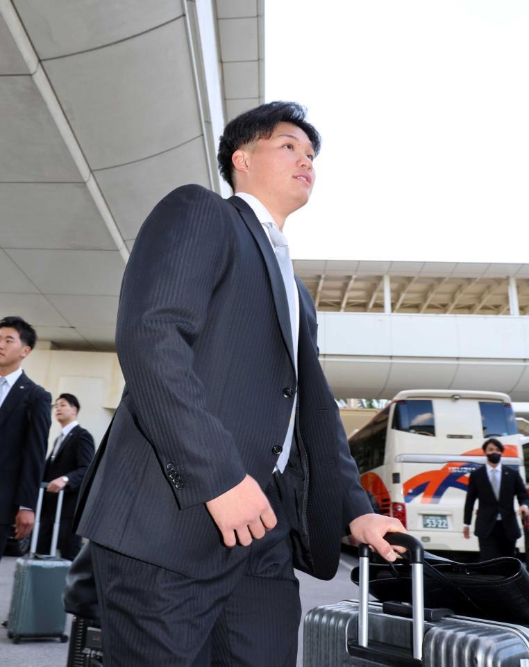 　先乗り自主トレで沖縄入りした森下（撮影・山口登）