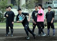 　合同自主トレに合流し、ノックを受ける岩崎（中央左）＝撮影・山口登