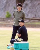 　合同自主トレに合流した岩貞（左）と岩崎（撮影・山口登）