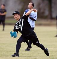 　キャッチボールする岩崎（撮影・山口登）