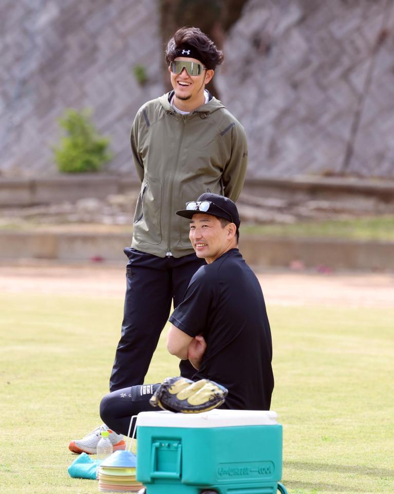 　合同自主トレに合流した岩貞（左）と岩崎（撮影・山口登）