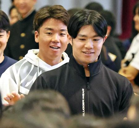 　宜野座中学校を訪問し、生徒たちとタッチを交わす（右から）中野、村上、（撮影・立川洋一郎）