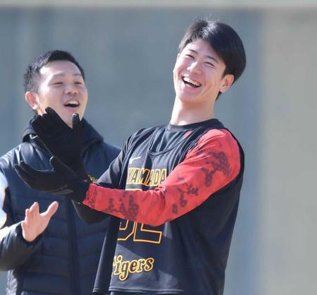 　練習中に笑顔を見せる山田（撮影・石井剣太郎）