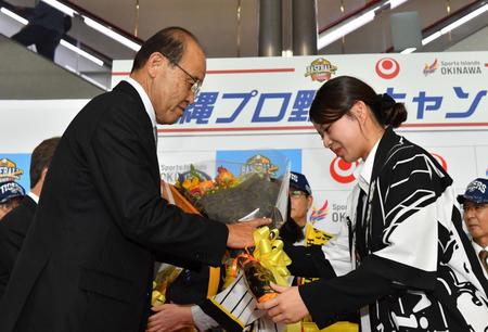 　花束を受け取る岡田監督（左）＝撮影・中田匡峻