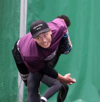 　ブルペンで投球練習する湯浅（撮影・山口登）