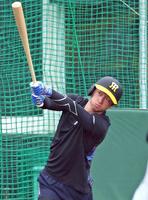 　フリー打撃で打ち込む近本