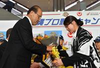 　花束を受け取る岡田監督（左）＝撮影・中田匡峻