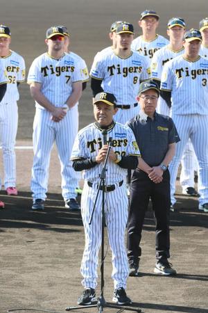 　歓迎セレモニーであいさつをする岡田監督（撮影・立川洋一郎）