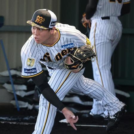 　ブルペンで投球練習する石黒（撮影・山口登）