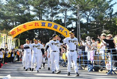 　沿道のファンに手を振る岡田監督（右手前）＝撮影・中田匡峻