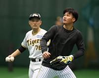 　工藤外野守備走塁コーチ（後方）の指導を受けながら練習する森下（撮影・中田匡峻）