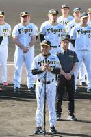 　歓迎セレモニーであいさつをする岡田監督（撮影・立川洋一郎）