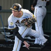 　ブルペンで投球練習する石黒（撮影・山口登）