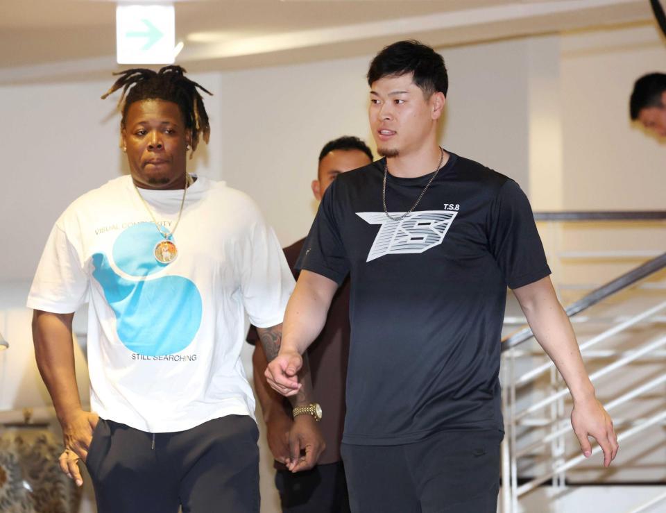 　会場入りする佐藤輝（右）とミエセス（撮影・中田匡峻）