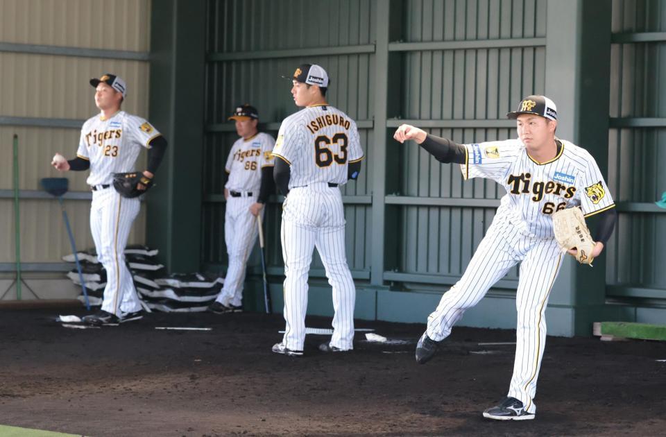 　ブルペンで投球練習する（左から）松原、石黒、津田（撮影・山口登）