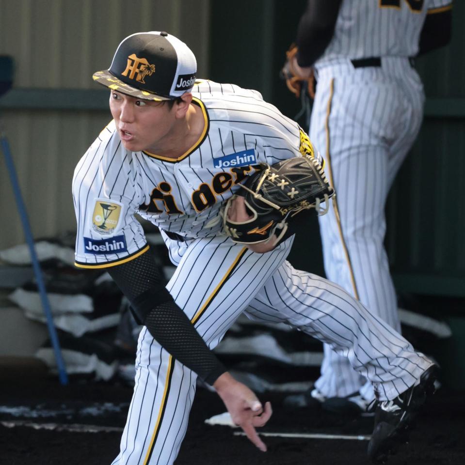 　ブルペンで投球練習する石黒（撮影・山口登）