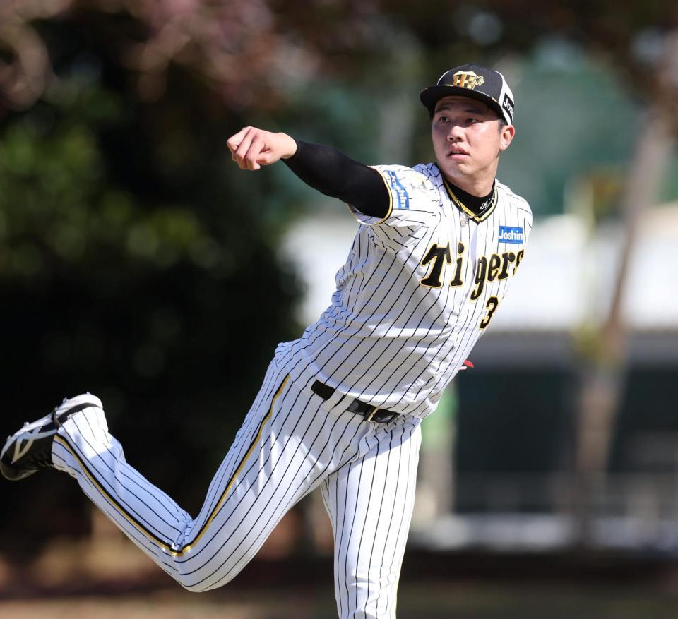 　キャッチボールをする才木（撮影・中田匡峻）