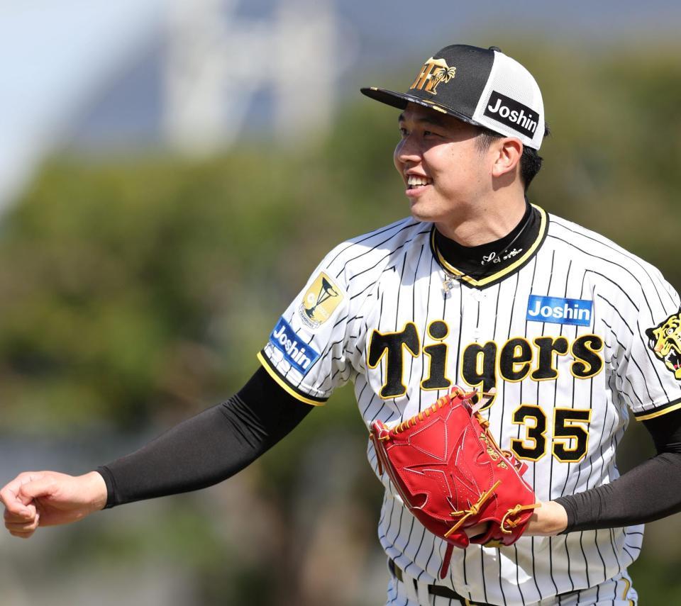 　笑顔を見せる才木（撮影・中田匡峻）