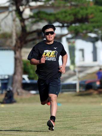 　走り込みをして汗を流す森下（撮影・立川洋一郎）