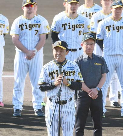 　歓迎セレモニーであいさつをする岡田監督（撮影・立川洋一郎）